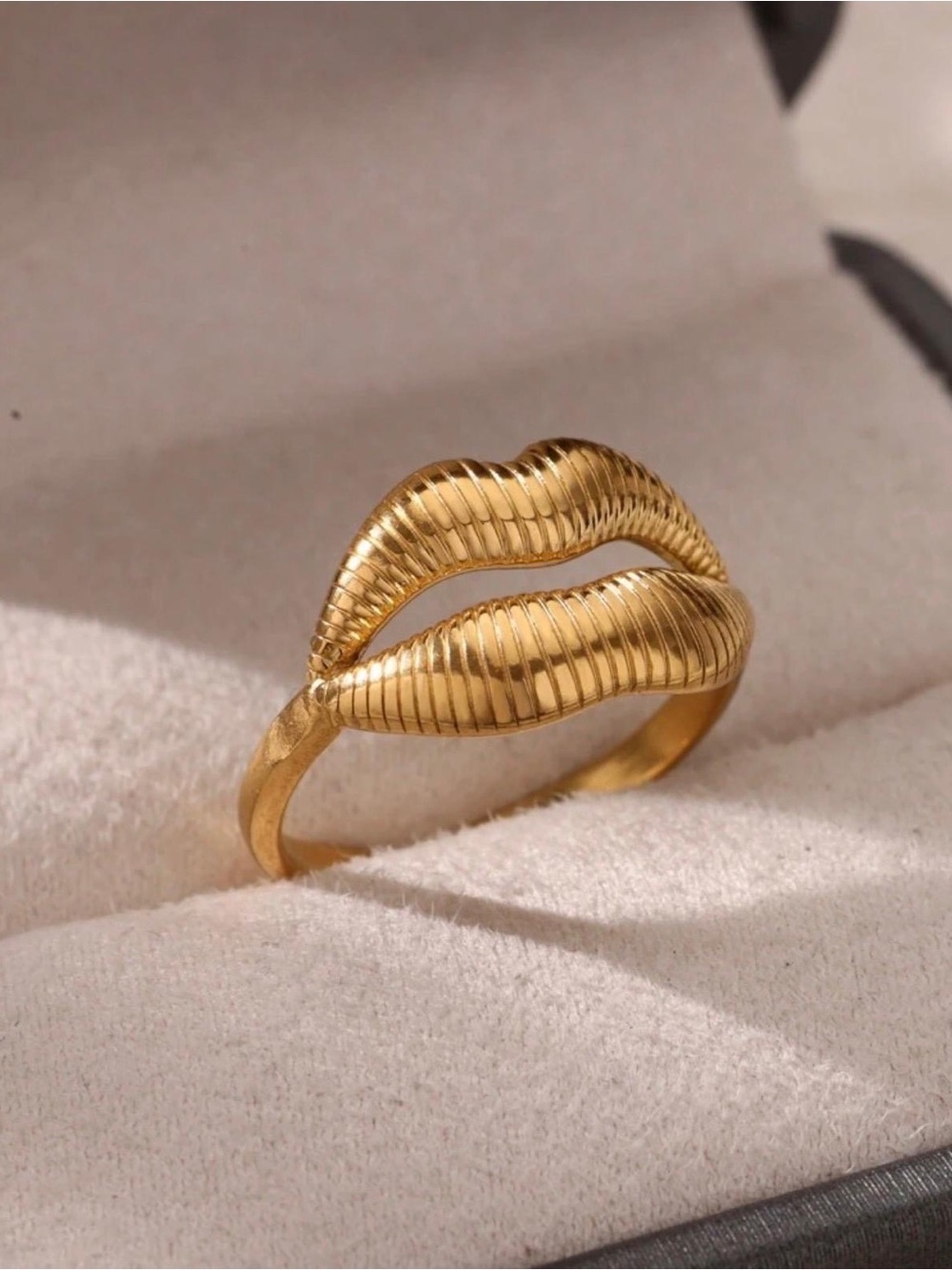 Gold Lip Motif Ring